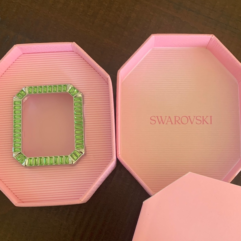 ♦️NWT Swarovski Apple Watch cover 40mm stunning green  crystals